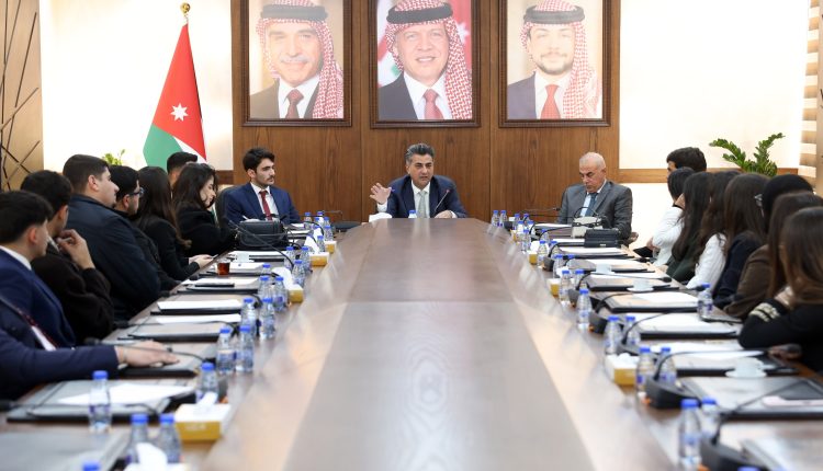 الخصاونة يلتقي وفدًا من طلبة حقوق الأردنية ويناقش دور الشباب في الحياة العامة