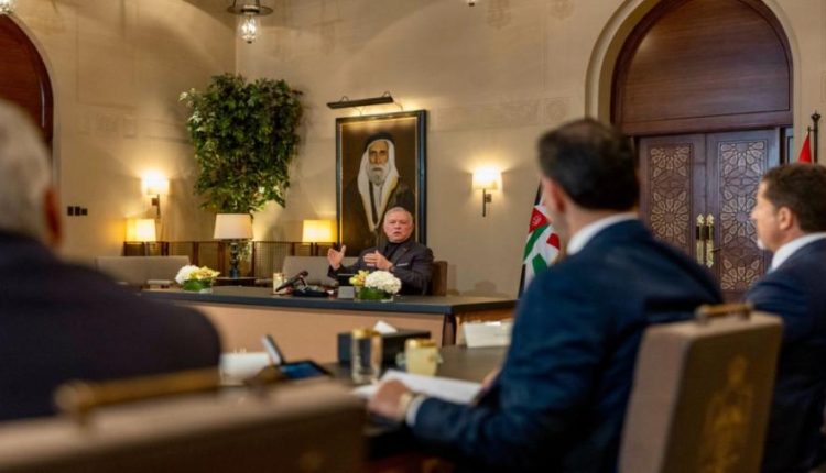 الملك يلتقي شخصيات سياسية وإعلامية لبحث أبرز القضايا المحلية والتطورات الإقليمية والدولية