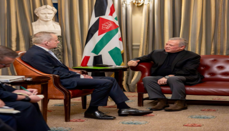 جلالة الملك يبحث مع رئيس أركان الدفاع البريطاني تعزيز الشراكة الدفاعية بين الأردن وبريطانيا