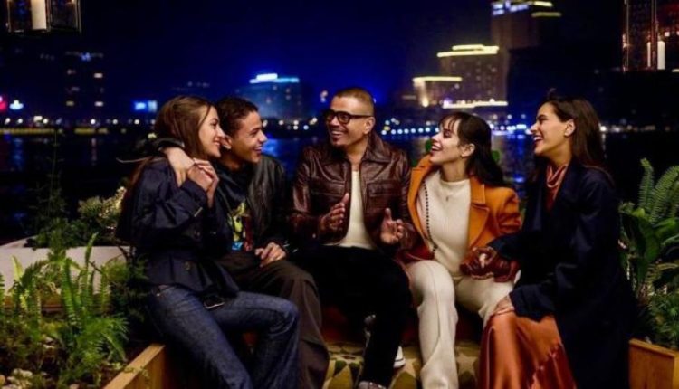 عمرو دياب يطل لأول مرة مع أبنائه الأربعة في أحدث حملاته الإعلانية