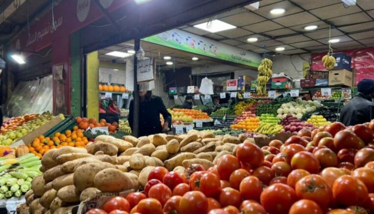 أبو حماد …استقرار أسعار الخضروات في رمضان باستثناء البندورة بسبب برودة الطقس
