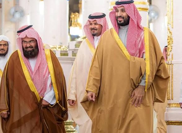 ولي العهد الأمير محمد بن سلمان يؤدي الصلاة في الروضة الشريفة بالمسجد النبوي