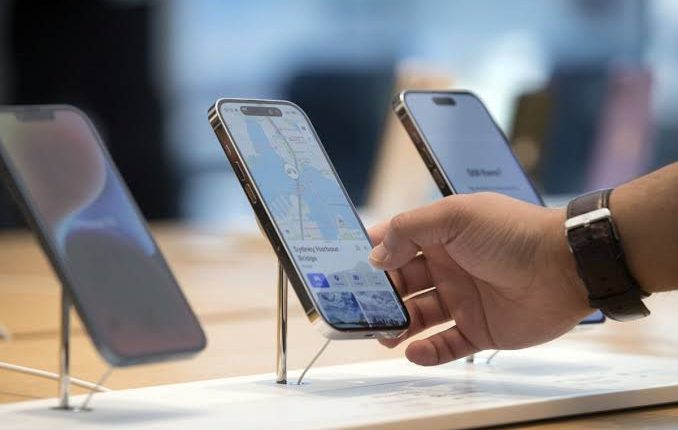 سوق الهواتف الذكية العالمي يواجه أكبر انخفاض منذ عقد بسبب ارتفاع أسعار شرائح الذاكرة