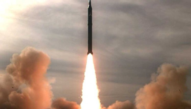 تصعيد إيراني كبير: الحرس الثوري يشن هجمات صاروخية على إسرائيل وقواعد أمريكية في المنطقة