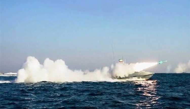 الحرس الثوري الإيراني يعلن إصابة مدمرة أميركية بصواريخ في المحيط الهندي