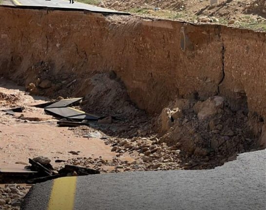 قوة السيول تتسبب بانجراف مقطع من طريق الطفيلة – الكرك
