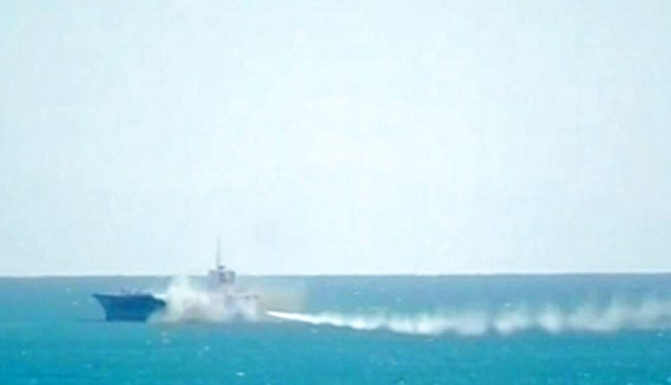 الجيش الأميركي يغرق فرقاطة إيرانية في خليج عُمان ويدعو القوات الإيرانية للاستسلام