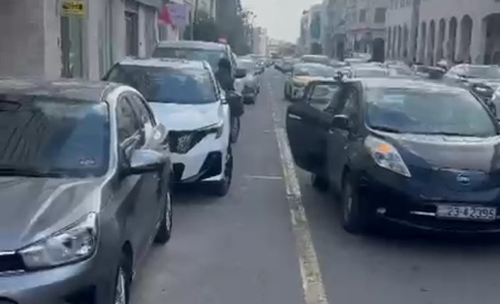 مكاتب تأجير السيارات السياحية تستغل مواقف السيارات أمام بارك بلازا الصويفية