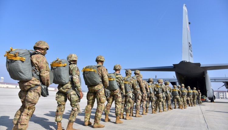 الجيش الأميركي يلغي تدريبًا كبيرًا للفرقة 82 المحمولة جوًا ويثير تكهنات بنشر قوات في الشرق الأوسط