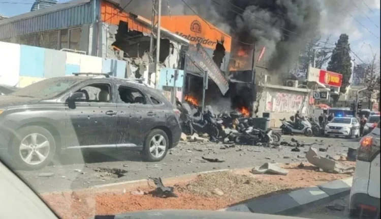 7 إصابات وأضرار واسعة جراء سقوط صاروخ إيراني في شرق تل أبيب