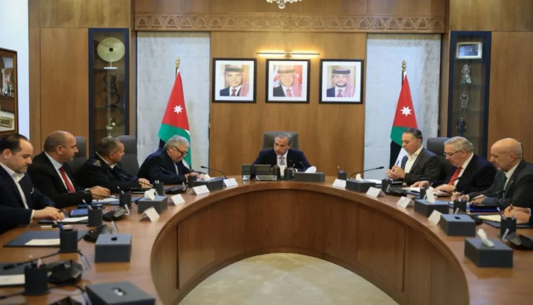 رئيس الوزراء يبحث تسهيل إجراءات المناولة والشحن والتخليص في موانئ العقبة