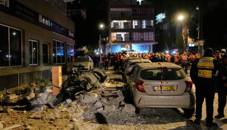 هجوم صاروخي إيراني على إسرائيل يخلّف إصابات وأضرار وسط البلاد