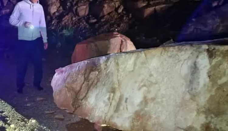 انهيار صخري على طريق البحر الميت.. كوادر سويمة تفتح الطريق وتحذر السائقين