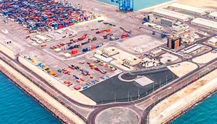 هجوم بمسيرات وصواريخ يستهدف ميناء مبارك الكبير في الكويت ويخلّف أضرارًا مادية