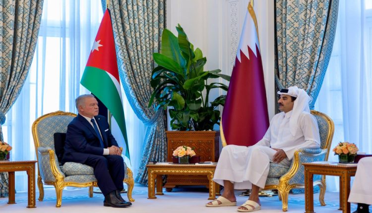 الملك وسمو أمير قطر يبحثان التصعيد الإقليمي ويؤكدان رفض الاعتداءات والدعوة للحوار