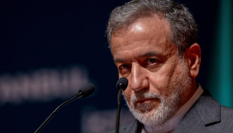 وزير الخارجية الإيراني: الولايات المتحدة ستندم على قصف الفرقاطة “دينا” في المياه الدولية… وطهران تتوعد برد قاسٍ