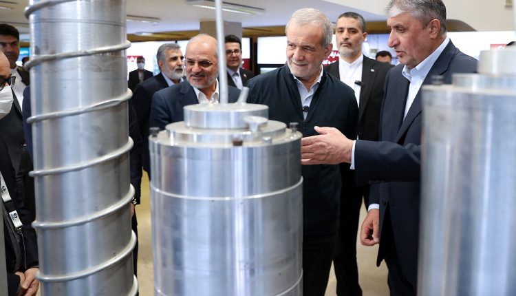 غارة إسرائيلية تستهدف اجتماعاً حاسماً بإيران.. مؤشرات على مناقشة القرار النهائي للسلاح النووي