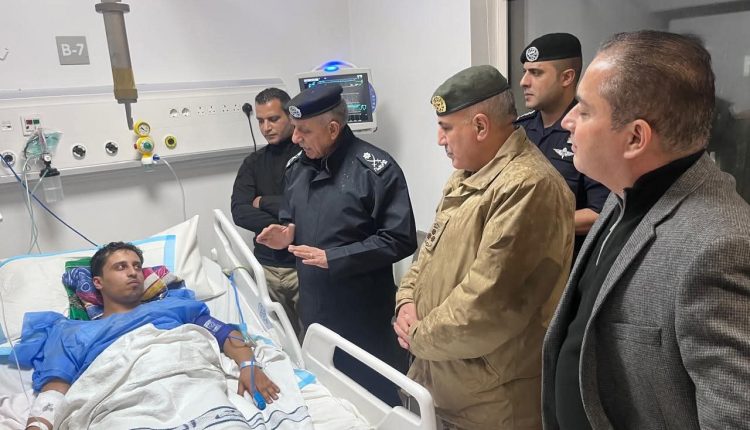 مدير الأمن العام يزور الرقيب المصاب الشورة في مدينة الحسين الطبية ويطمئن على حالته الصحية