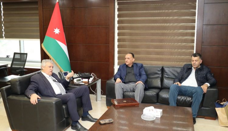 وزير النقل ونقابة تأجير السيارات السياحية يبحثان حلولاً لدعم القطاع وتعزيز نموه