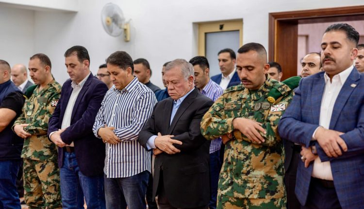 جلالة الملك يؤدي صلاة عيد الفطر في مسجد الحرس الملكي بالعقبة