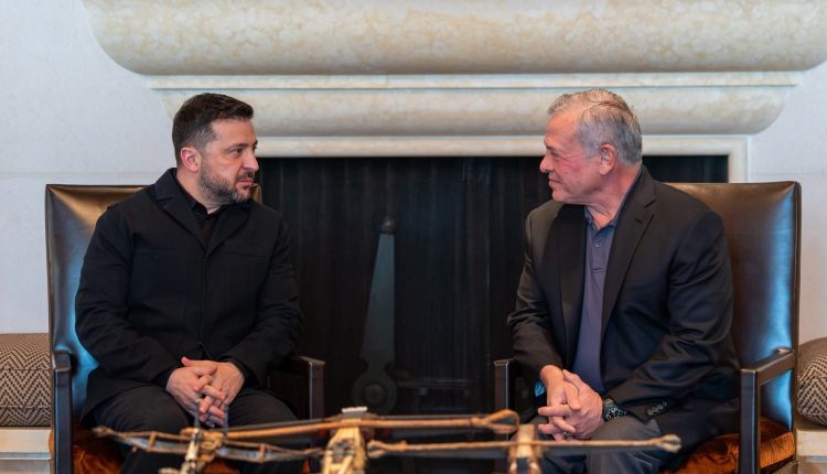 الملك يلتقي زيلينسكي ويؤكد ضرورة التهدئة واحترام سيادة الدول