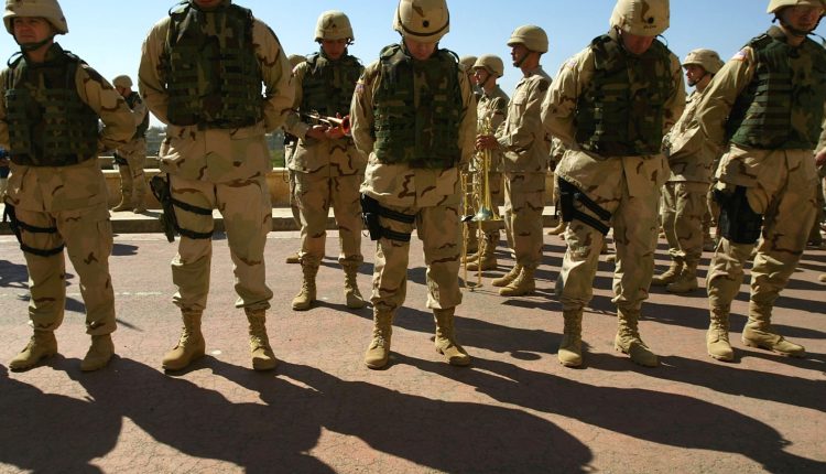 تشديد أمني واسع في القواعد الأمريكية وحظر ارتداء الزي العسكري خارجها