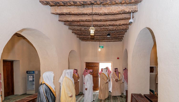 سمو محافظ الأحساء يتفقد مسجد أم زرينيق ضمن مشروع تطوير المساجد التاريخية