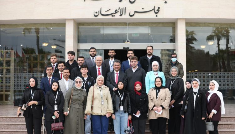 الخصاونة يلتقي عددا من طلبة العلوم السياسية في الجامعة الأردنية 