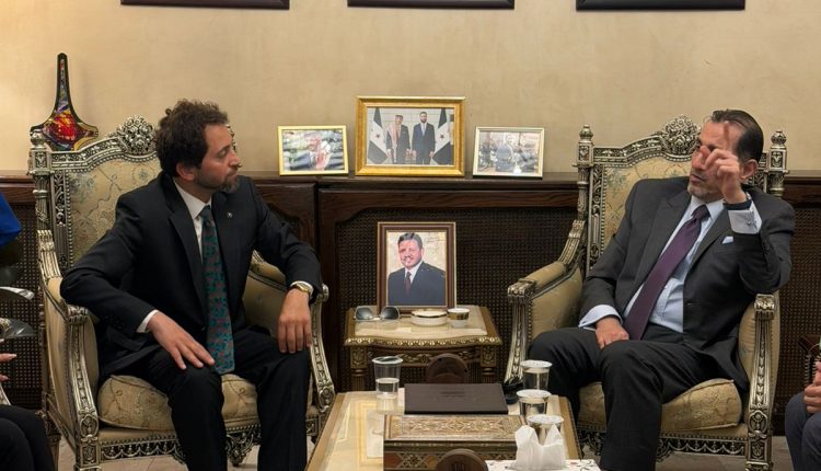 وفد أردني رسمي برئاسة حرير في زيارة إلى السفارة الأردنية في سوريا