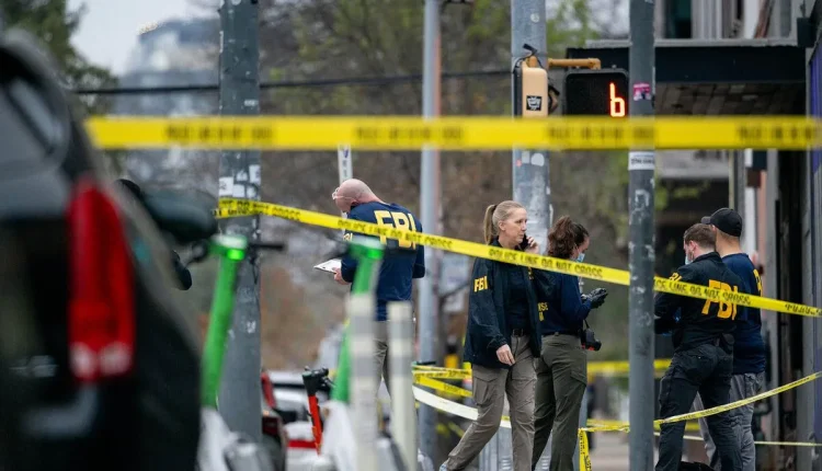 مسلح يرتدي قميصاً يحمل علم إيران يقتل شخصين ويصيب 14 في إطلاق نار بولاية تكساس