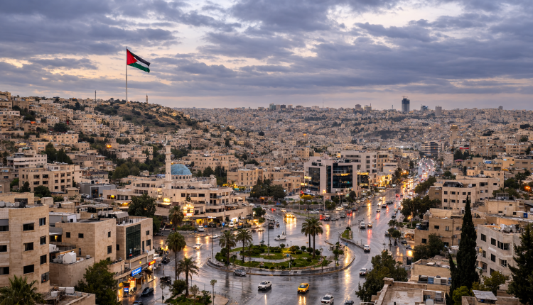 أجواء باردة وأمطار رعدية الأحد وتحذيرات من السيول وتدني الرؤية