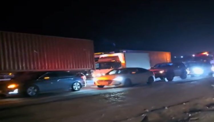 إغلاق مؤقت للطريق الصحراوي وطريق الشوبك بسبب تجمعات مياه الأمطار