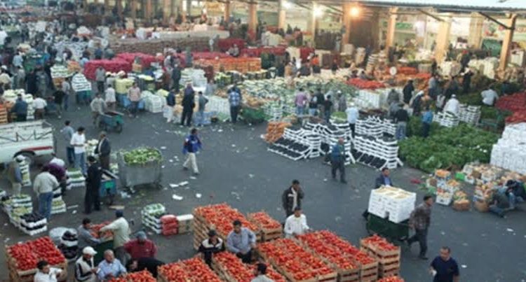 تباين في أسعار الخضار والفواكه بالسوق المركزي وسط وفرة في الكميات المعروضة
