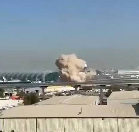 حريق قرب مطار دبي الدولي إثر هجوم بطائرة مسيرة