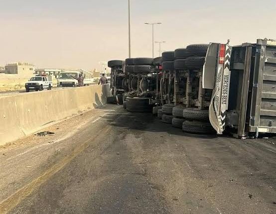 انقلاب شاحنة على طريق الضليل باتجاه الزرقاء يتسبب بأزمة سير خانقة