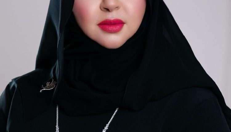 منى المنصوري.. حين ترتدي الأزياء علم الإمارات وتتكلم الموضة بلسان الوطن