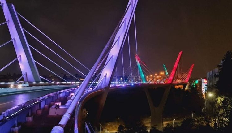 أمانة عمّان.. احتفاءً بيوم العلم اضاة جسر عبدون وأبراج الدوار السادس بألوان العلم الأردني
