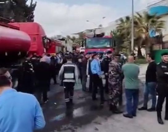 حريق داخل مصنع كيماويات في إربد والدفاع المدني يواصل جهود السيطرة