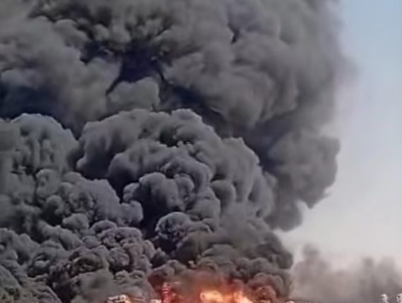 إصابة شخص واحتراق صهريج وثلاث شاحنات بحادث تصادم على الطريق الصحراوي في السواقة