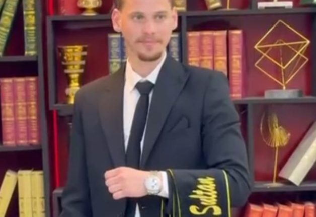 العقيد حاتم والنقيب حسين النمر يباركان تخرج ابنهما سلطان من جامعة آل البيت بتخصص التسويق الرقمي