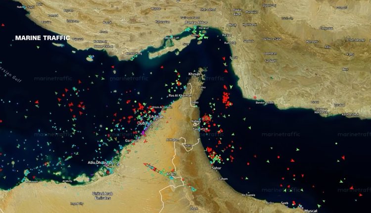إيران تطلب تنسيق عبور السفن في مضيق هرمز وسط تحذيرات من ألغام وتوترات عسكرية