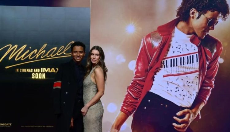 العرض الأول لفيلم “مايكل” عن سيرة Michael Jackson يجذب آلافاً في برلين وسط توقعات بعائدات ضخمة