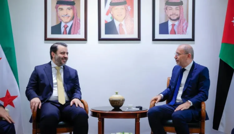 الصفدي يلتقي وزير الخارجية السوري في عمّان لبحث التطورات الإقليمية وتعزيز التنسيق الدبلوماسي