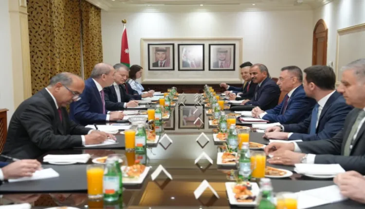 الصفدي يبحث مع وفد برلماني تركي تطورات المنطقة وتعزيز التعاون الثنائي