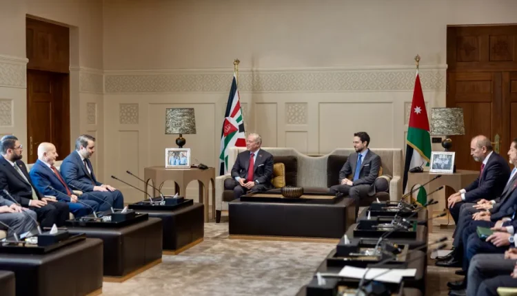 الملك يؤكد أهمية تعزيز التعاون الأردني السوري خلال استقباله الوفد الوزاري في قصر الحسينية