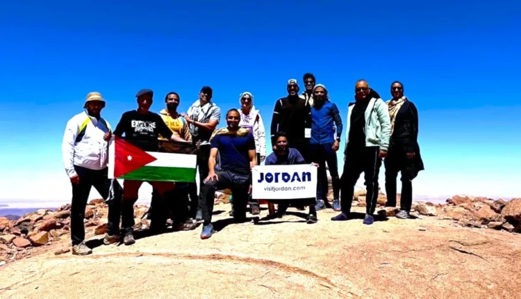 الرحّالة الأردني عبدالرحيم العرجان يبلغ قمة جبل سربال في سيناء ضمن مبادرة “دعوة من بلادي – الأردن”