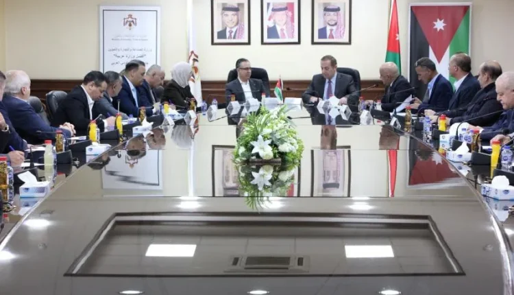 الحكومة تبحث كبح ارتفاع أسعار اللحوم وتدرس إجراءات عاجلة لحماية السوق