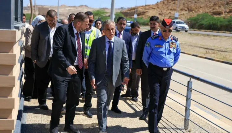 رئيس الوزراء يتفقد مشاريع كورنيش وشاطئ البحر الميت ويوجه لإنجازها قبل عيد الاستقلال