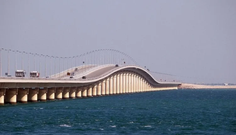 السعودية…إغلاق احترازي لجسر الملك فهد وسط توترات أمنية وترقب إقليمي بعد تهديدات أميركية لإيران