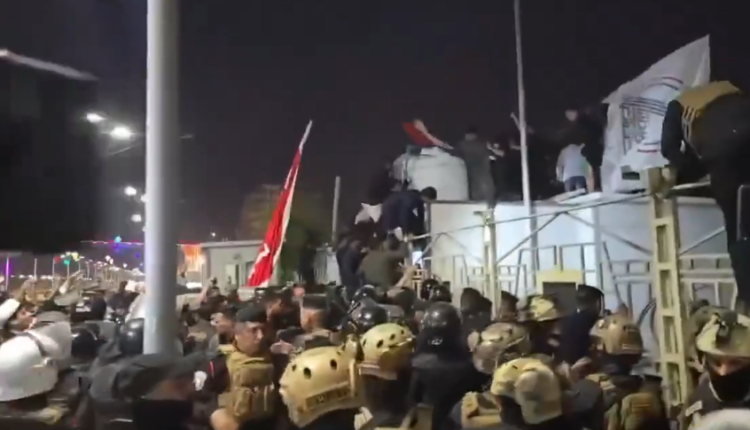 العراق.. اقتحام القنصلية الكويتية في البصرة احتجاجاً على قصف صاروخي مميت أسفر عن مقتل عائلة